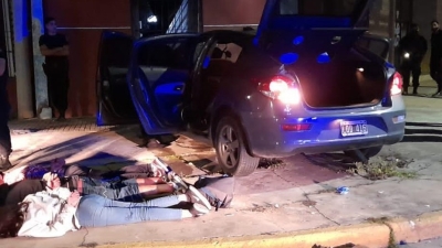 Robaron un auto a punta de pistola y lo chocaron al escapar de un patrullero contra el bar de una iglesia evangelística