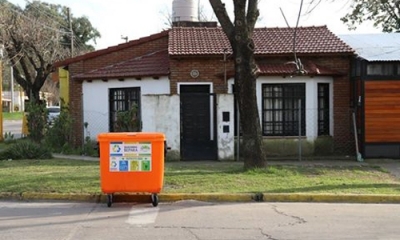 Contenedores naranjas en barrio Correo
