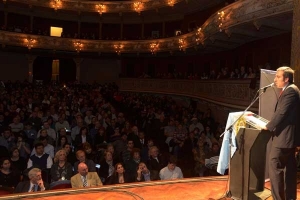 Teatro El Círculo colmado para el homenaje al Brigadier López en Rosario   