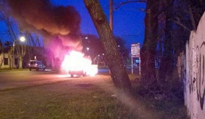 Una vecina de Baigorria prendió fuego su auto durante un operativo de tránsito