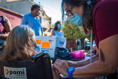 "Comenzamos a vacunar a los abuelos de la ciudad"