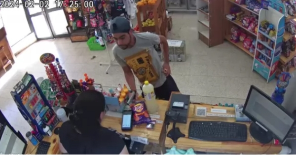 Un ladrón robó a mano armada en un comercio del centro de la ciudad