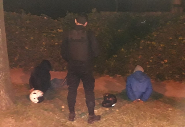 Tras a una persecución detienen a dos jóvenes armados