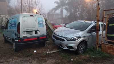 Alcoholizado chocó una Kangoo y se incrustó en el tejido del cuartel de Bomberos