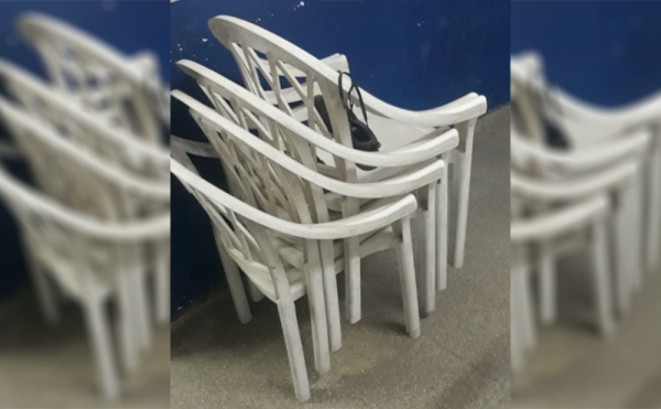 Llevaba 4 sillas de plásticos de “sombrero” y lo detienen
