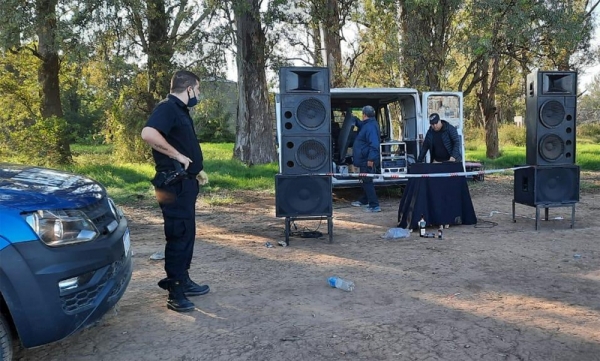 Fiesta clandestina con mucho alcohol y potente equipo de audio