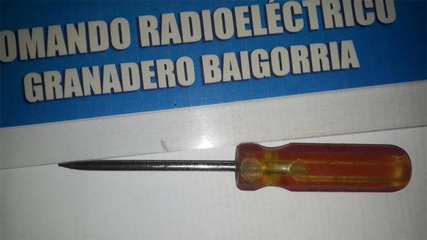 Policía casi fue apuñalado tras una detención