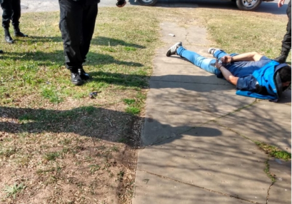 Un hombre fue capturado luego de retener a su pareja