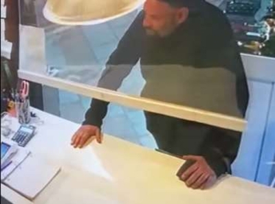 Alertan por un estafador que compra con tarjetas robadas en Baigorria