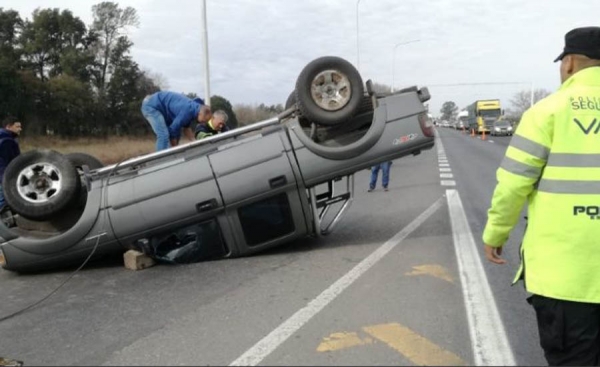 Reventó un neumático, volcó y casi se mata