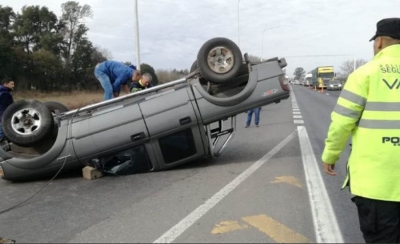 Reventó un neumático, volcó y casi se mata