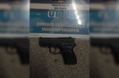 Quedó preso por conducir una moto robada y tener un arma de guerra