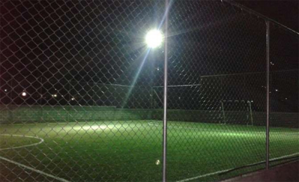 Robaron los reflectores de una cancha de fútbol