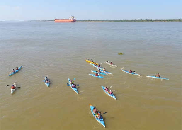 Alumnos de la escuela de canotaje realizaron el tradicional cruce a la “Isla de los Mástiles”