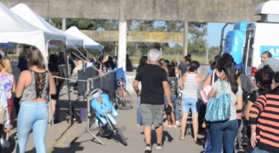 Reparto de tarjeta AlimentAR en marzo de 2020, en el Centro de la Juventud