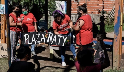 Vecinos y militantes limpian y embellecen la plaza "Naty Maldonado"