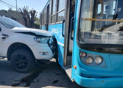 Una septuagenaria resultó herida en un accidente entre un colectivo y una camioneta