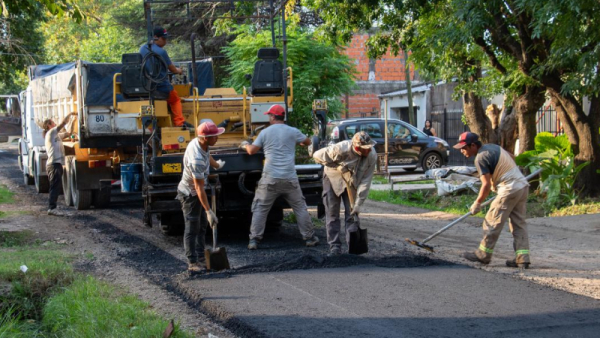 Pavimentan calles en Los Robles